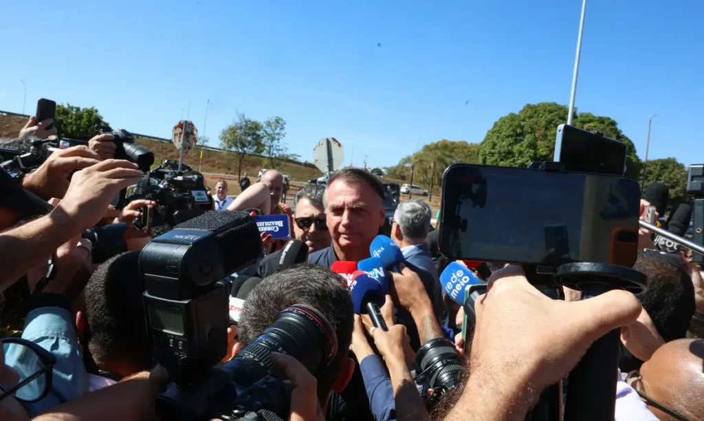 Defesa de Bolsonaro tem até as 21h13 para enviar explicações a Moraes