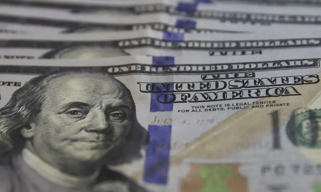 Dólar inicia a semana em queda e fecha a R$ 5,56