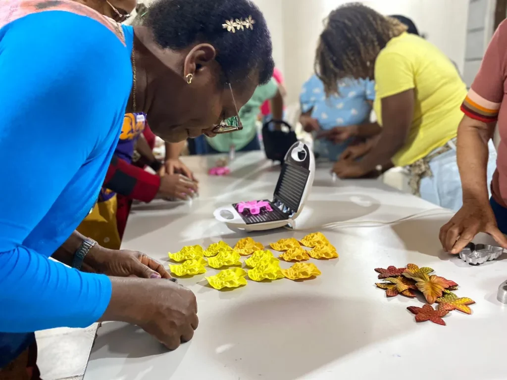 Oficina de Flores Artificiais no CRAS Boa União incentiva empreendedorismo feminino