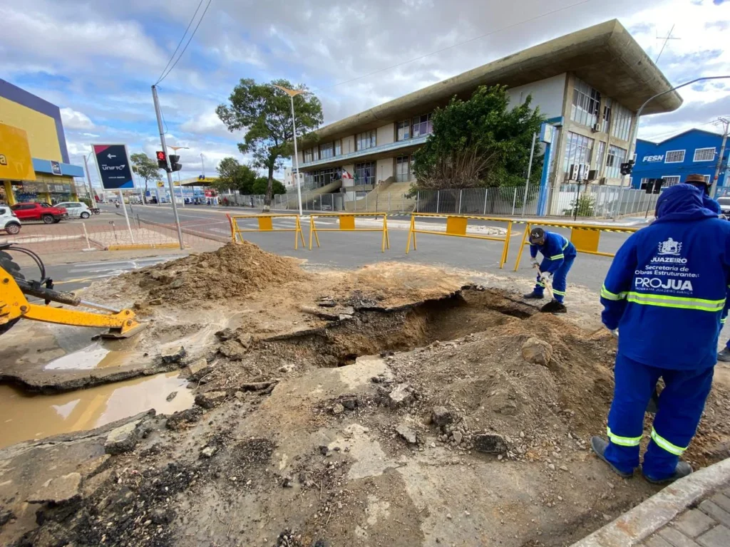 Prefeitura de Juazeiro realiza manutenção na Avenida Adolfo Viana para requalificação de drenagem e pavimentação
