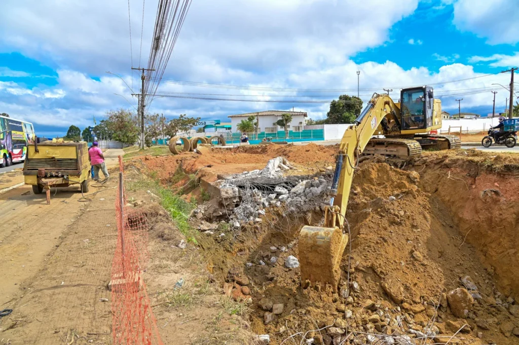 Nova etapa de requalificação da Avenida Brumado inicia com limpeza e escavação no canal pluvial