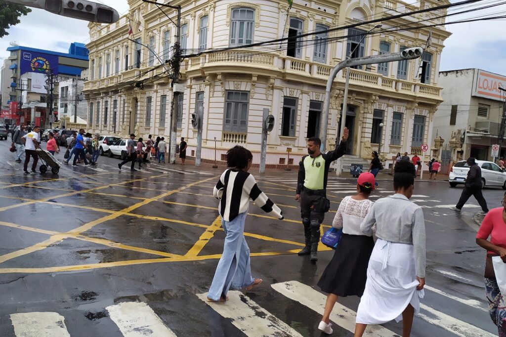 SMT pinta faixas de pedestres após chuvas