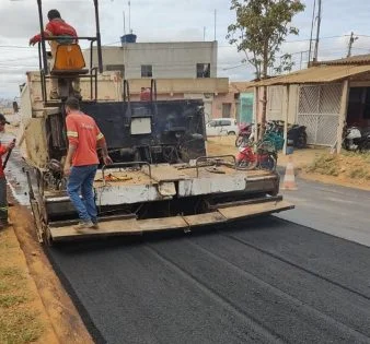 Governo Municipal conclui pavimentação asfáltica de ruas no loteamento Miro Cairo