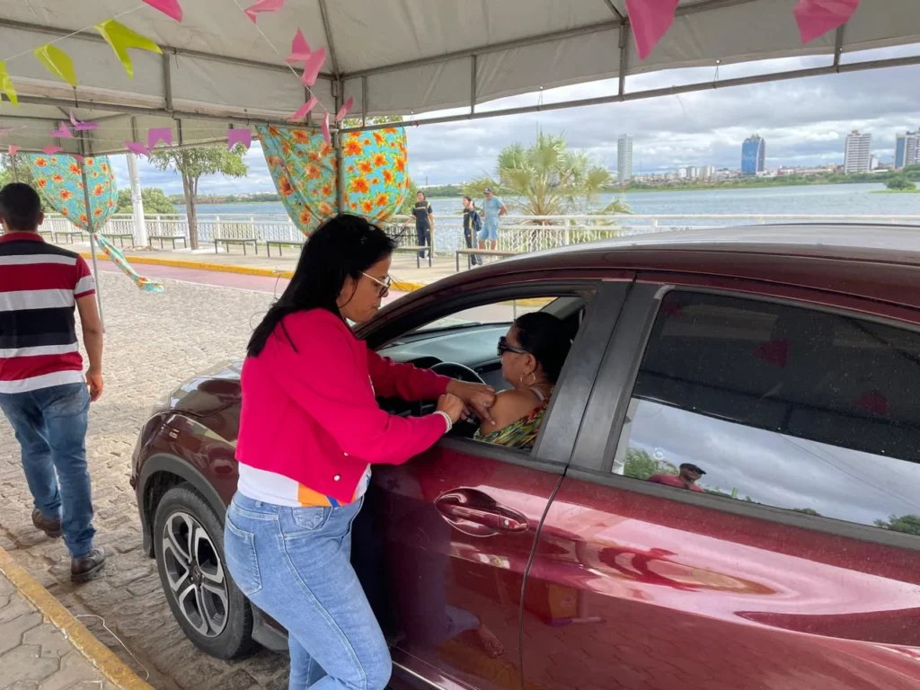 “Vacina é vida”, diz professora aposentada durante drive-thru da Prefeitura de Juazeiro, que imunizou mais de 500 pessoas hoje, na Orla II.