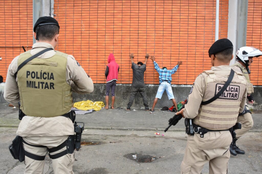 Polícia combate tráfico de drogas próximo à rodoviária