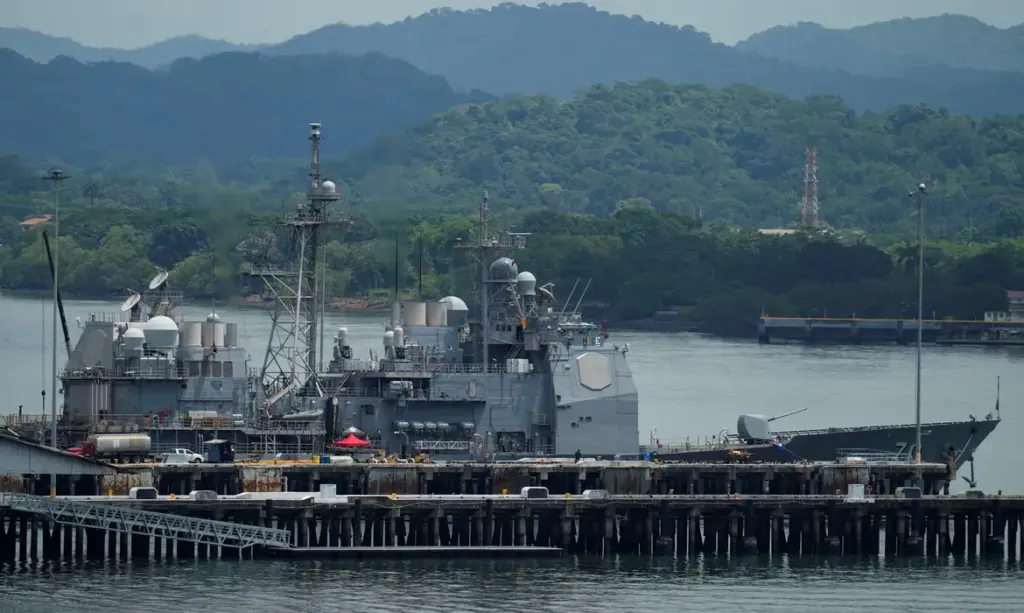 Navio de guerra dos EUA atravessa canal do Panamá em direção ao Caribe