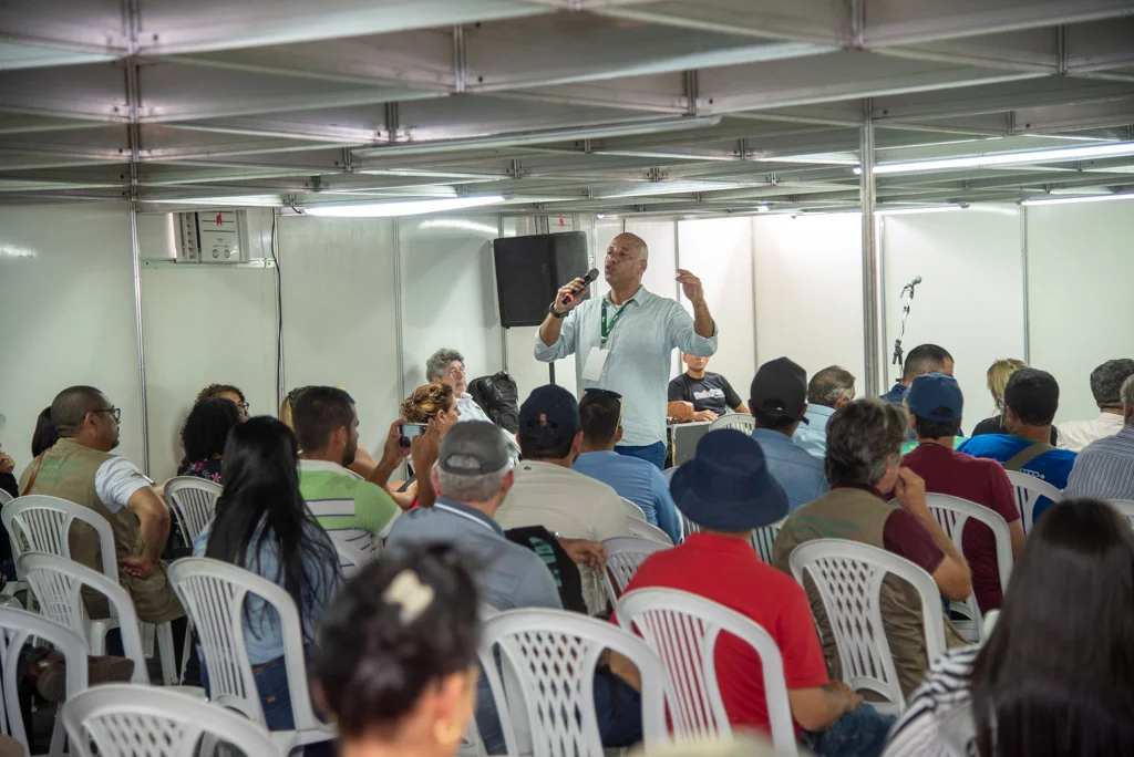 Representantes da Secretaria Municipal de Desenvolvimento Rural participam de feira ‘Semiárido Show’ em Petrolina