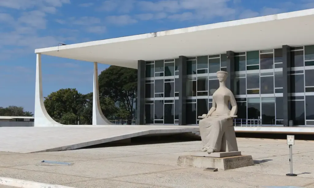 Moraes pede sessão extra para julgamento de Bolsonaro no STF