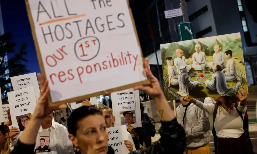 Famílias de reféns criticam ofensiva em Gaza e protestam em Israel