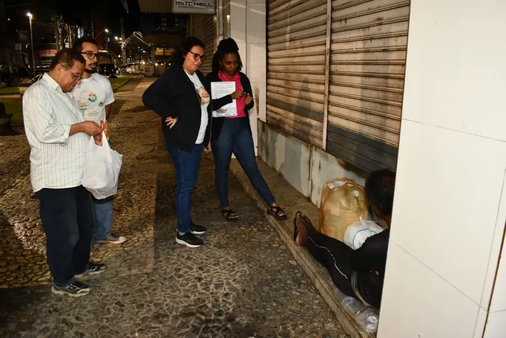 Abordagens noturnas do Centro Pop fortalecem vínculo com pessoas em situação de rua em Alagoinhas