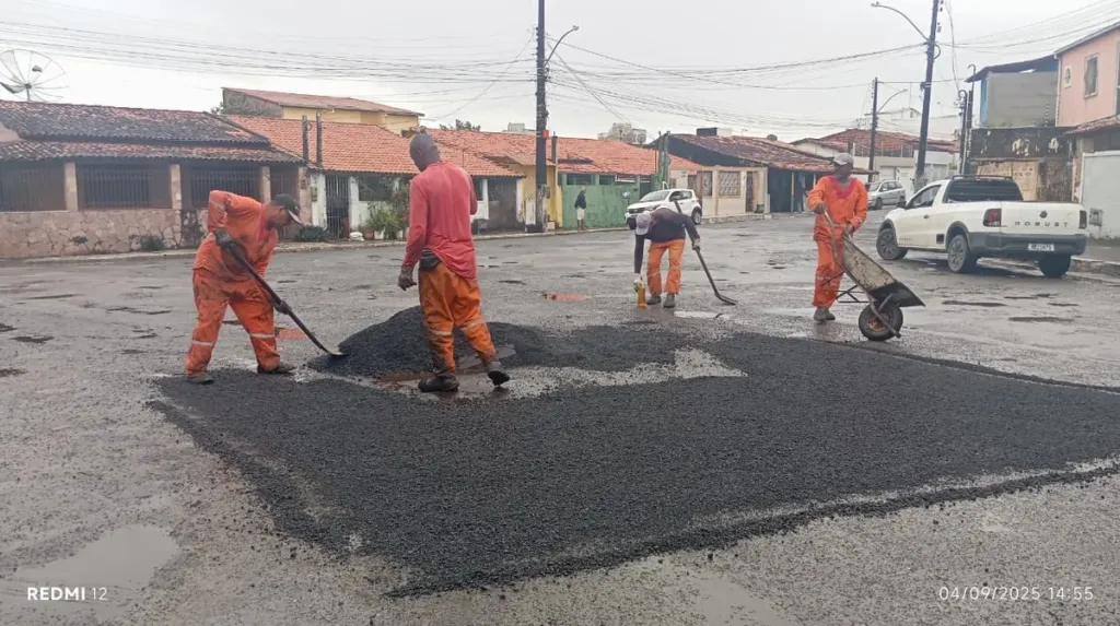 Ações de drenagem, tapa-buracos e roçagem avançam em Alagoinhas