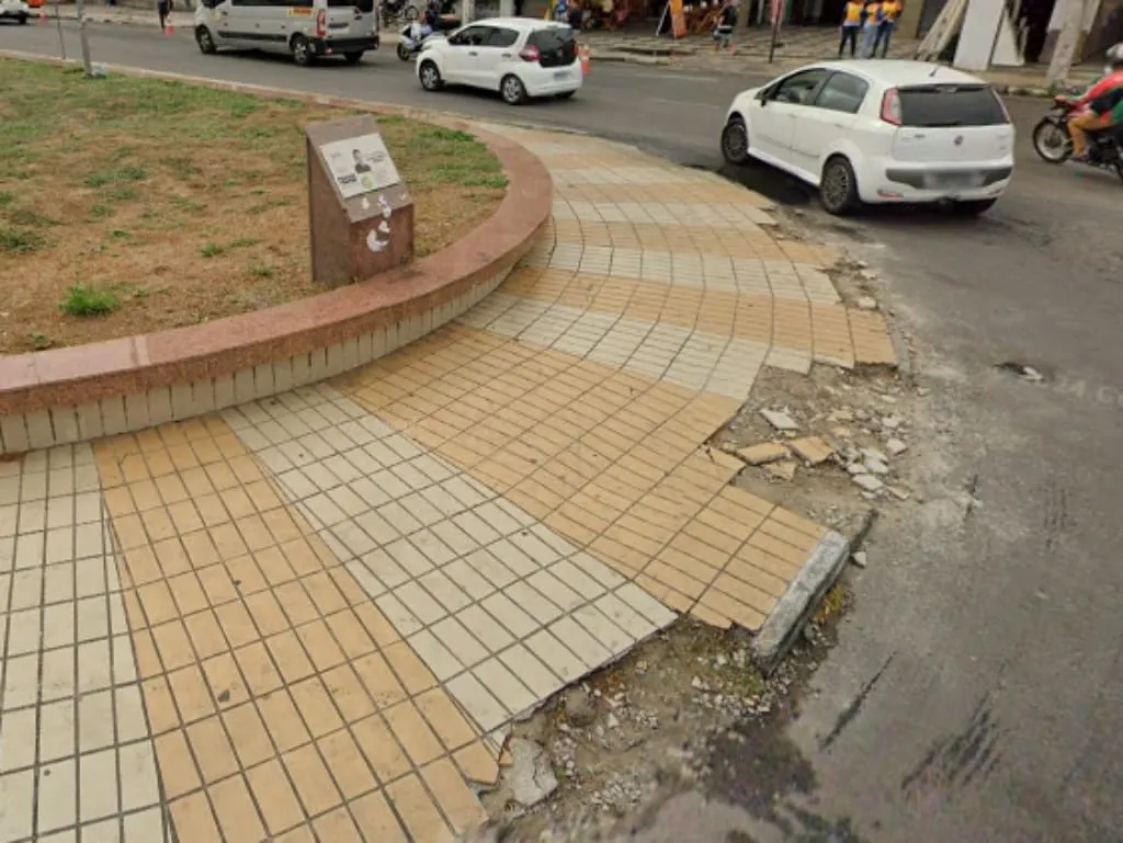 Calçadas necessitam de reparo, nas ruas de Feira