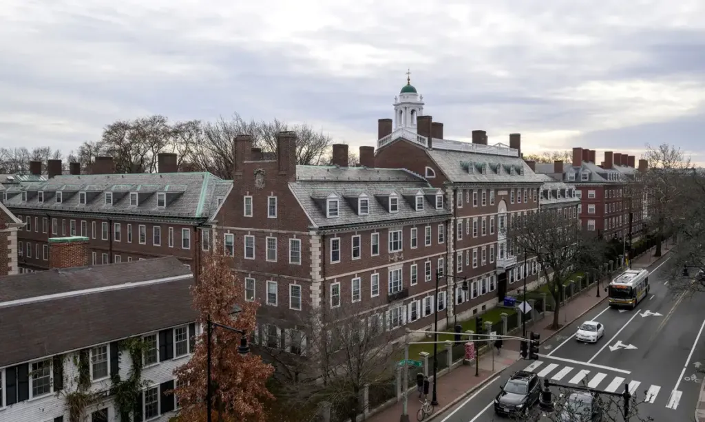 Trump cortou ilegalmente financiamento para Harvard, decide juíza