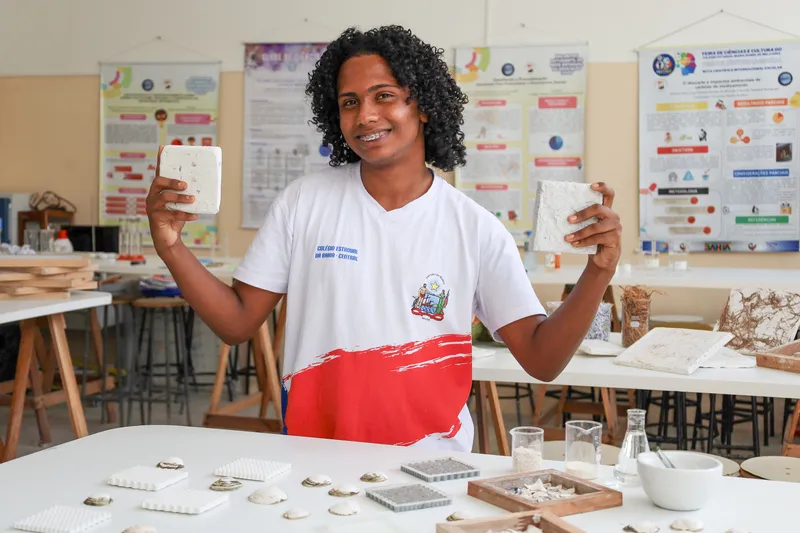 Estudante transforma resíduos marinhos em revestimento para casas em Salvador