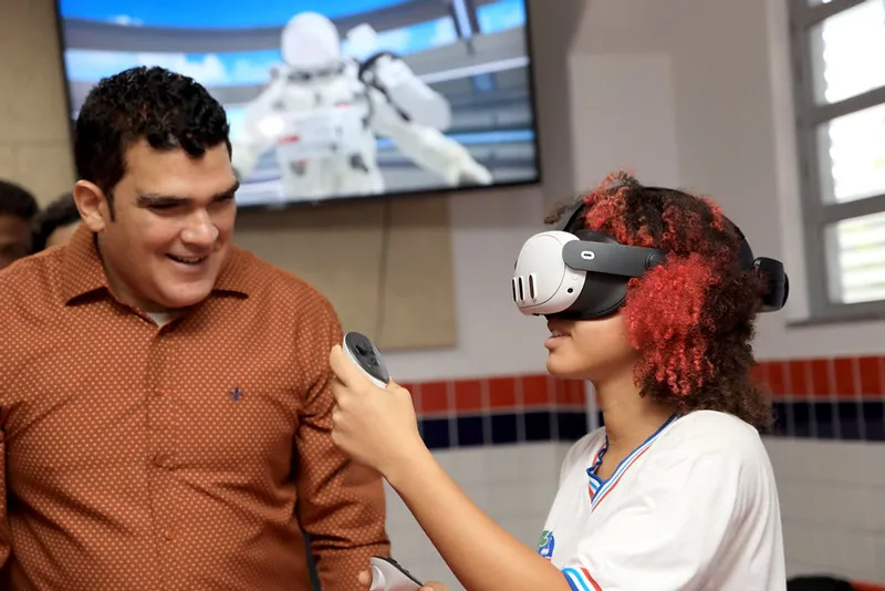 Robótica nas escolas: Bahia capacita professores e entrega kits de robótica para rede estadual de ensino