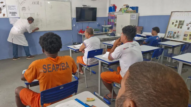 Simulados preparam internos da Colônia Penal de Simões Filho para prova do ENCCEJA