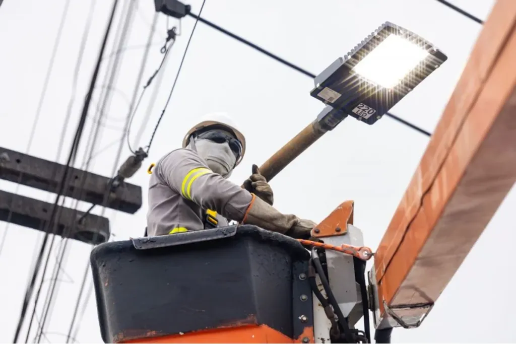 Sesp amplia iluminação pública em Camaçari com instalação de mais de mil luminárias LED