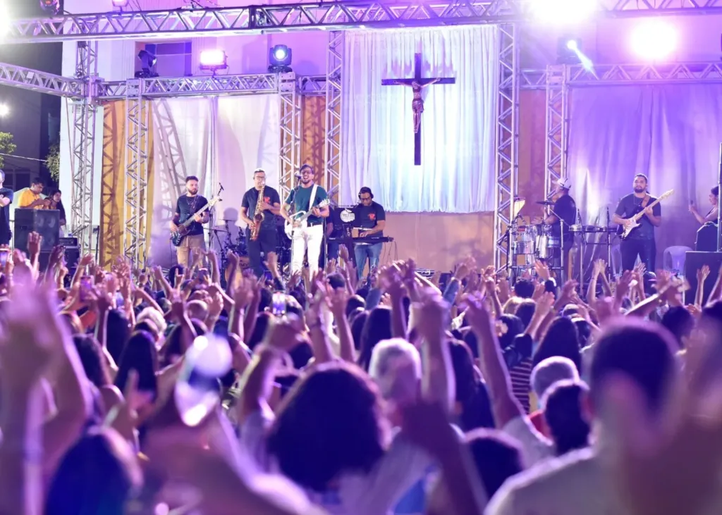 Festival “Canta Juazeiro com Maria” estreia reunindo 40 mil pessoas em frente à catedral de Juazeiro